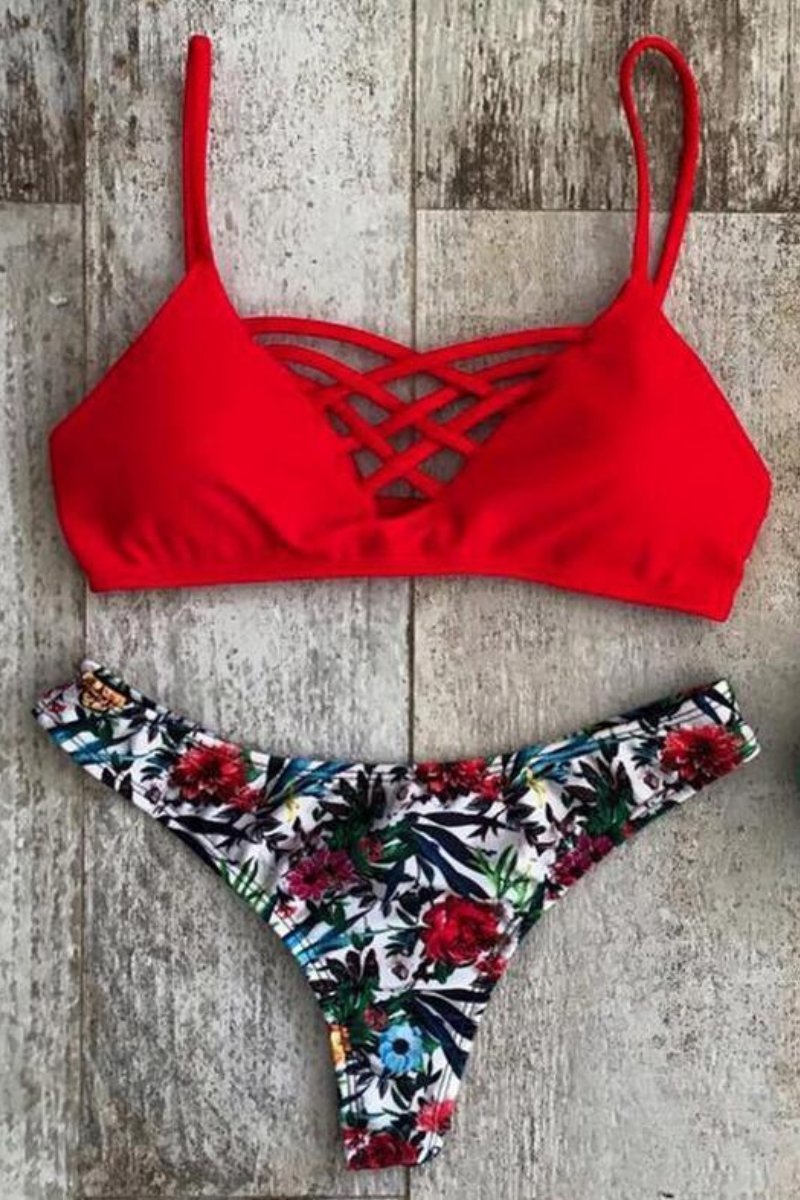 Bikini de vendaje y flores