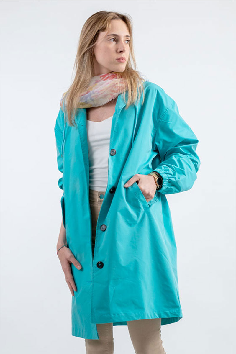 CHAQUETA CORTAVIENTOS CON CAPUCHA IMPERMEABLE DE GRAN TAMAÑO