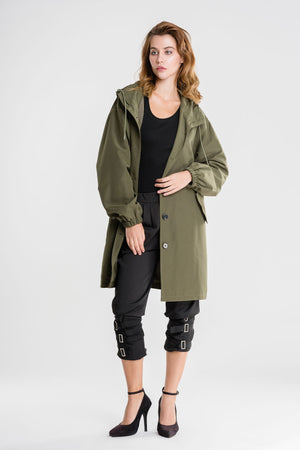CHAQUETA CORTAVIENTOS CON CAPUCHA IMPERMEABLE DE GRAN TAMAÑO